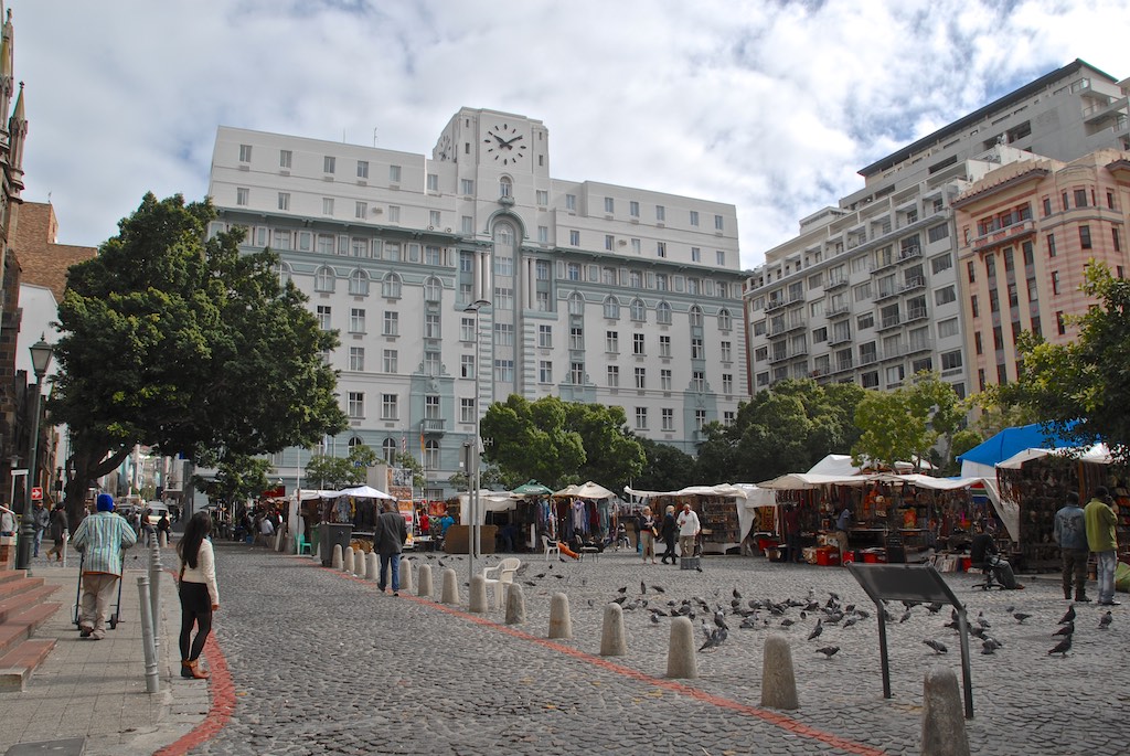 Greenmarket Square, one of the oldest market places in Capetown, lots of stands with the usual African stuff for tourists