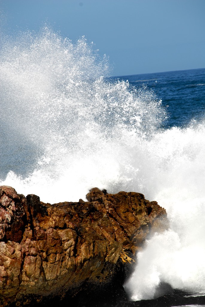 Large waves hitting the coast - the boat tour may become a bumpy ride....